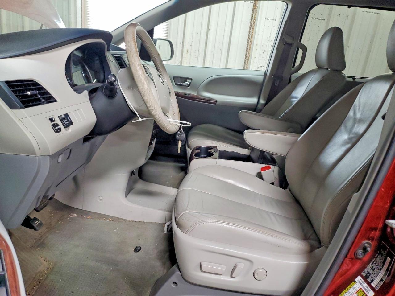 2013 TOYOTA SIENNA XLE 8-PASSENGER photo 7