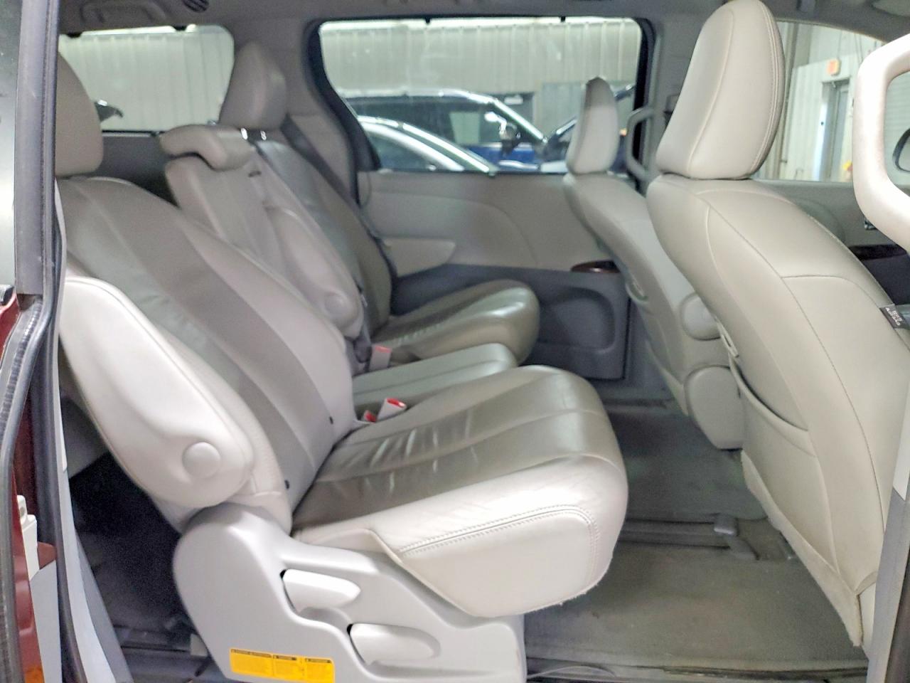 2013 TOYOTA SIENNA XLE 8-PASSENGER photo 11