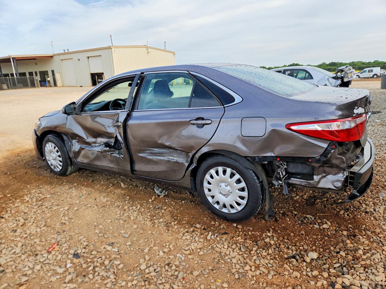 2016 TOYOTA CAMRY LE photo 3