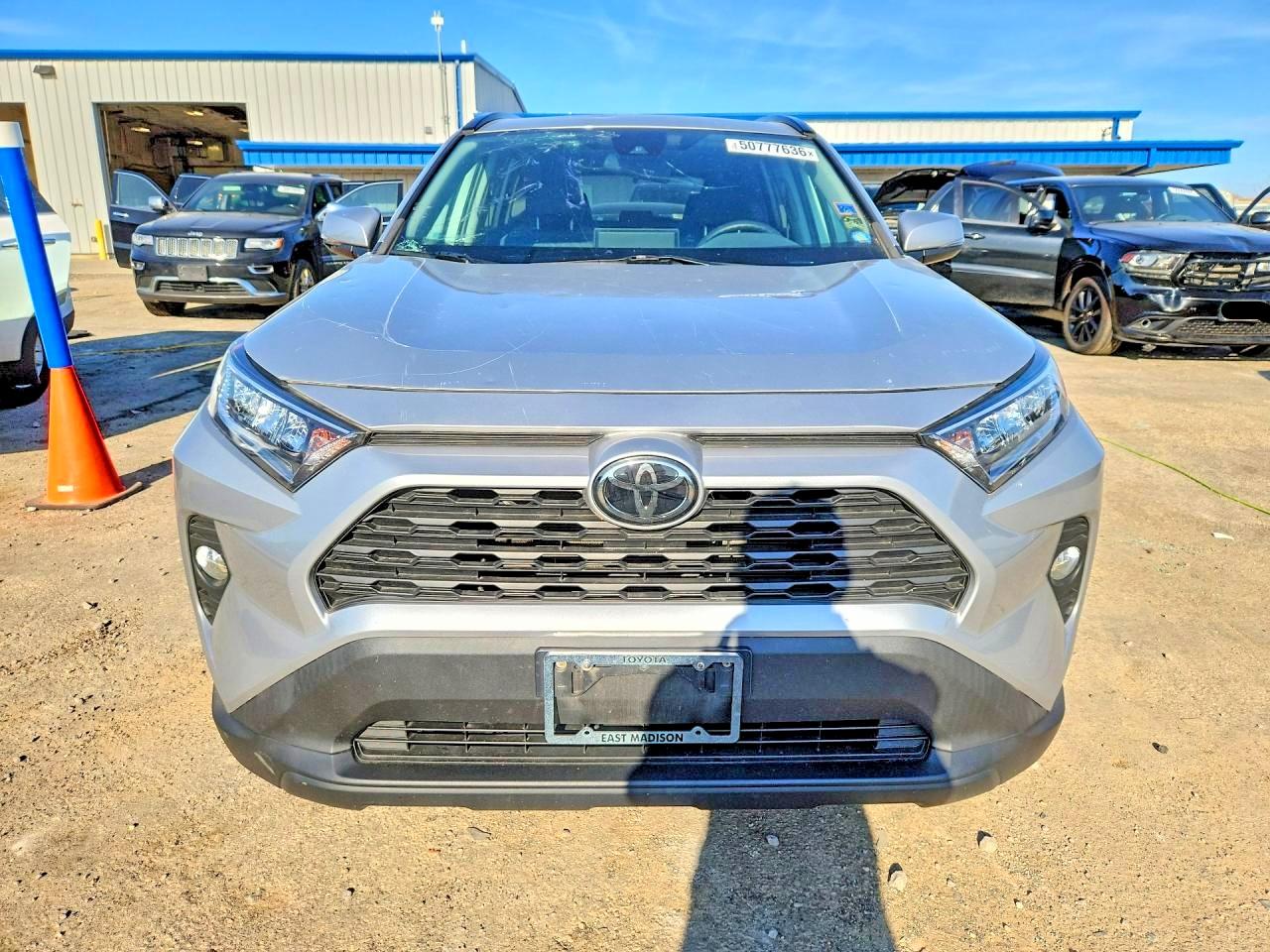 2019 TOYOTA RAV4 XLE photo 9