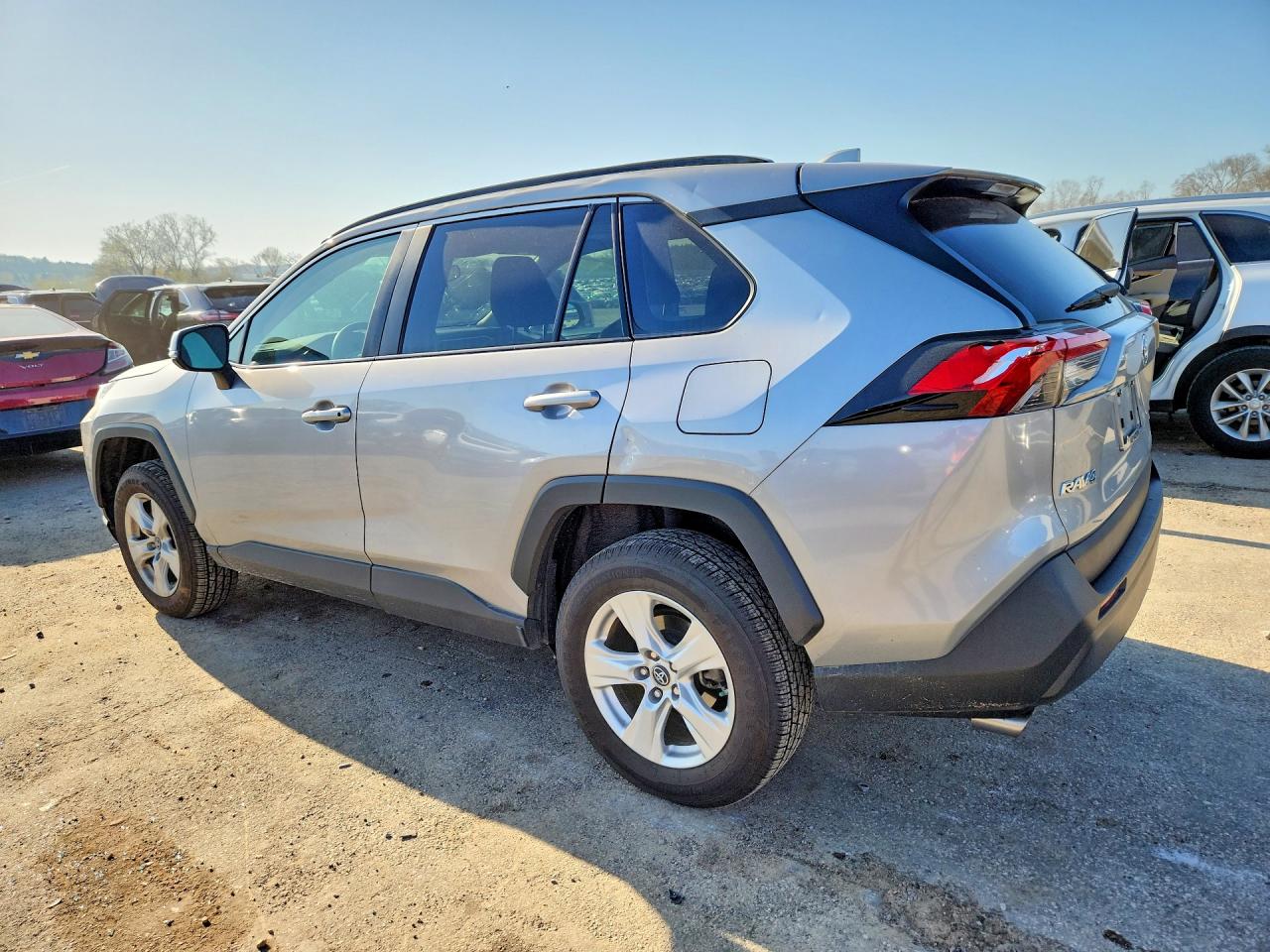 2019 TOYOTA RAV4 XLE photo 3