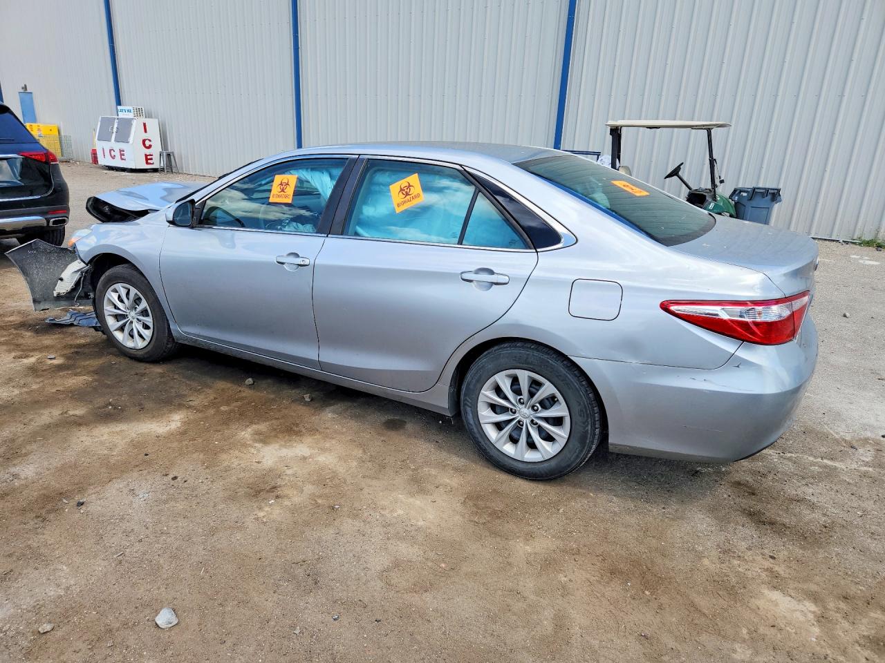 2015 TOYOTA CAMRY LE photo 2