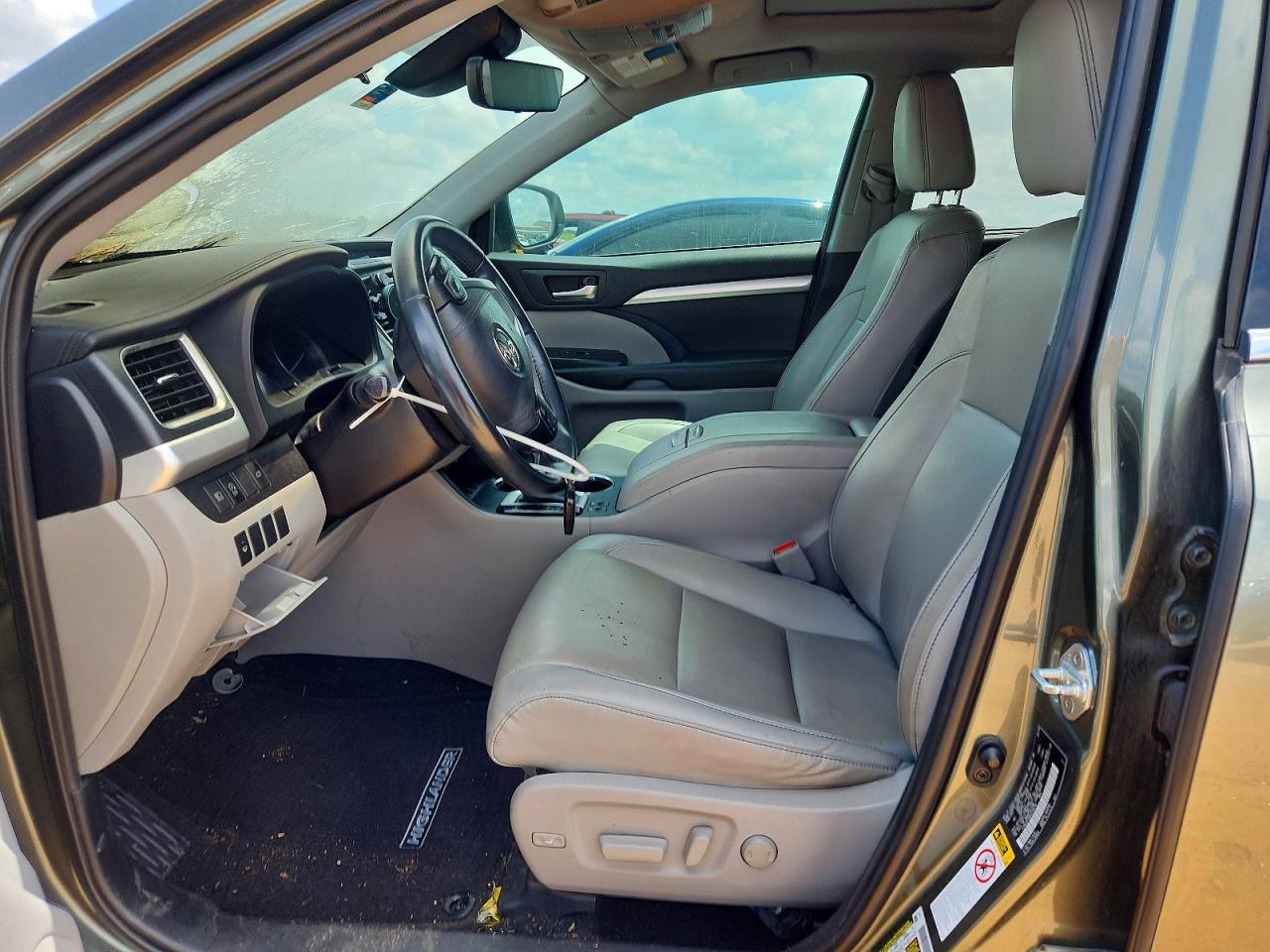 2019 TOYOTA HIGHLANDER XLE photo 19