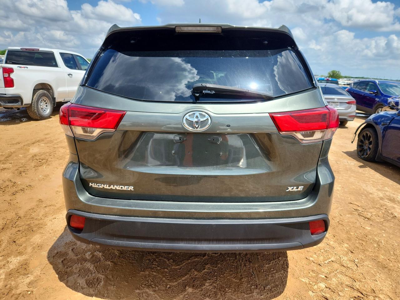 2019 TOYOTA HIGHLANDER XLE photo 16