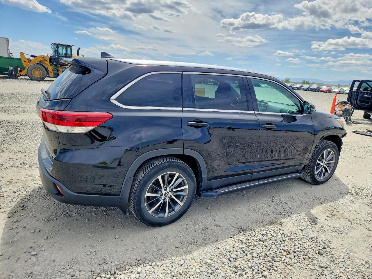 2019 TOYOTA HIGHLANDER XLE photo 3
