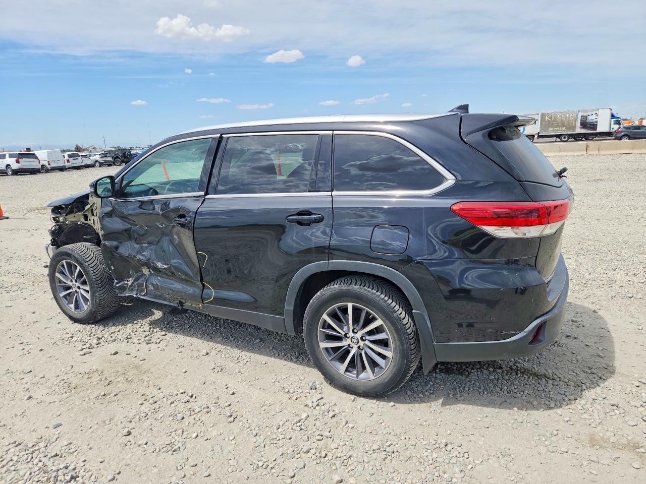 2019 TOYOTA HIGHLANDER XLE photo 2