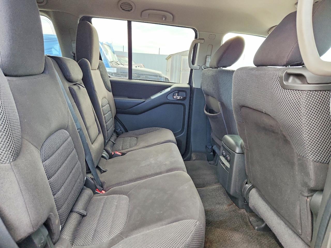 2012 NISSAN PATHFINDER S photo 31