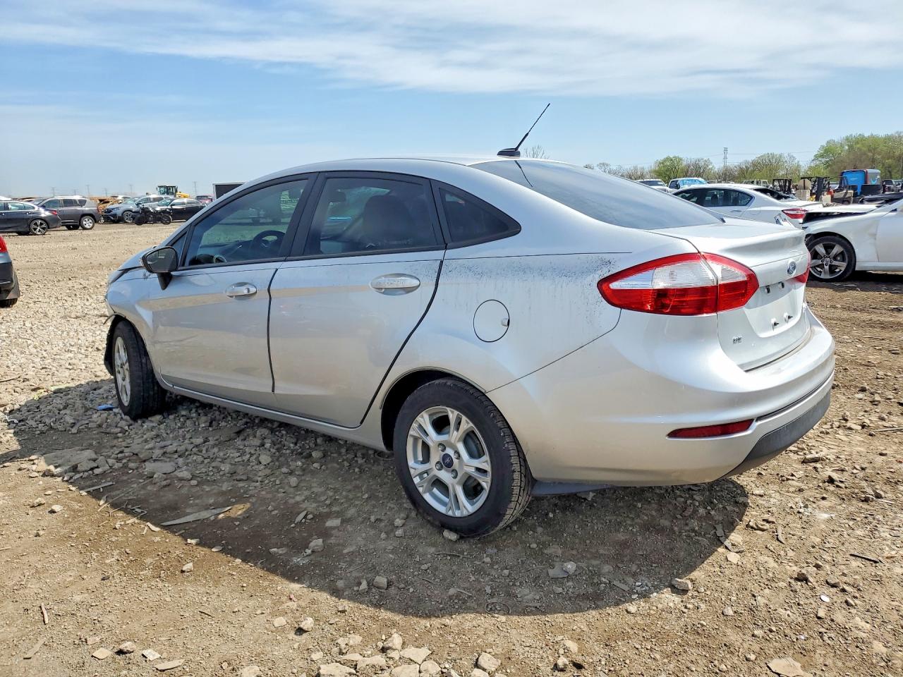 2015 FORD FIESTA SE photo 4