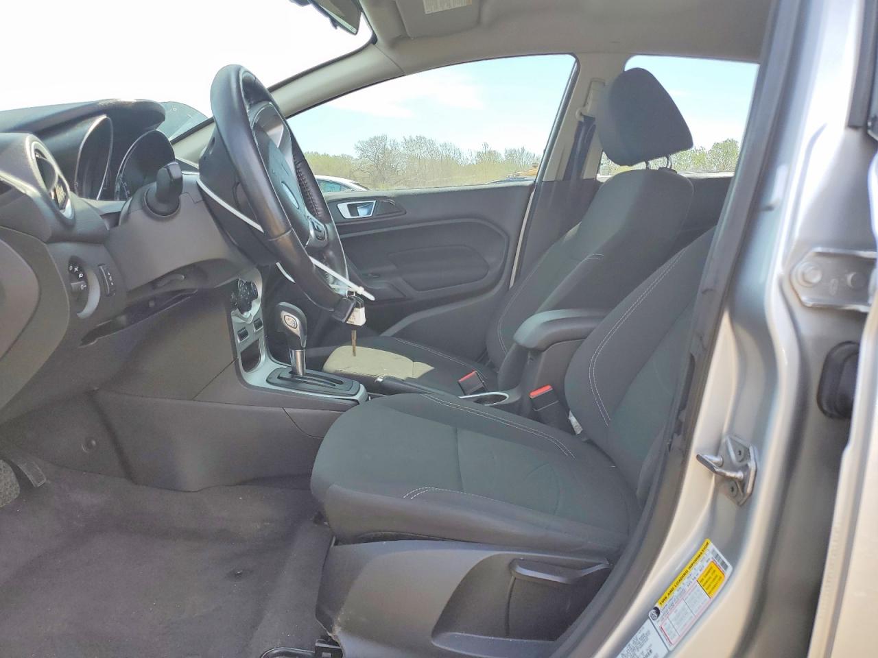 2015 FORD FIESTA SE photo 19