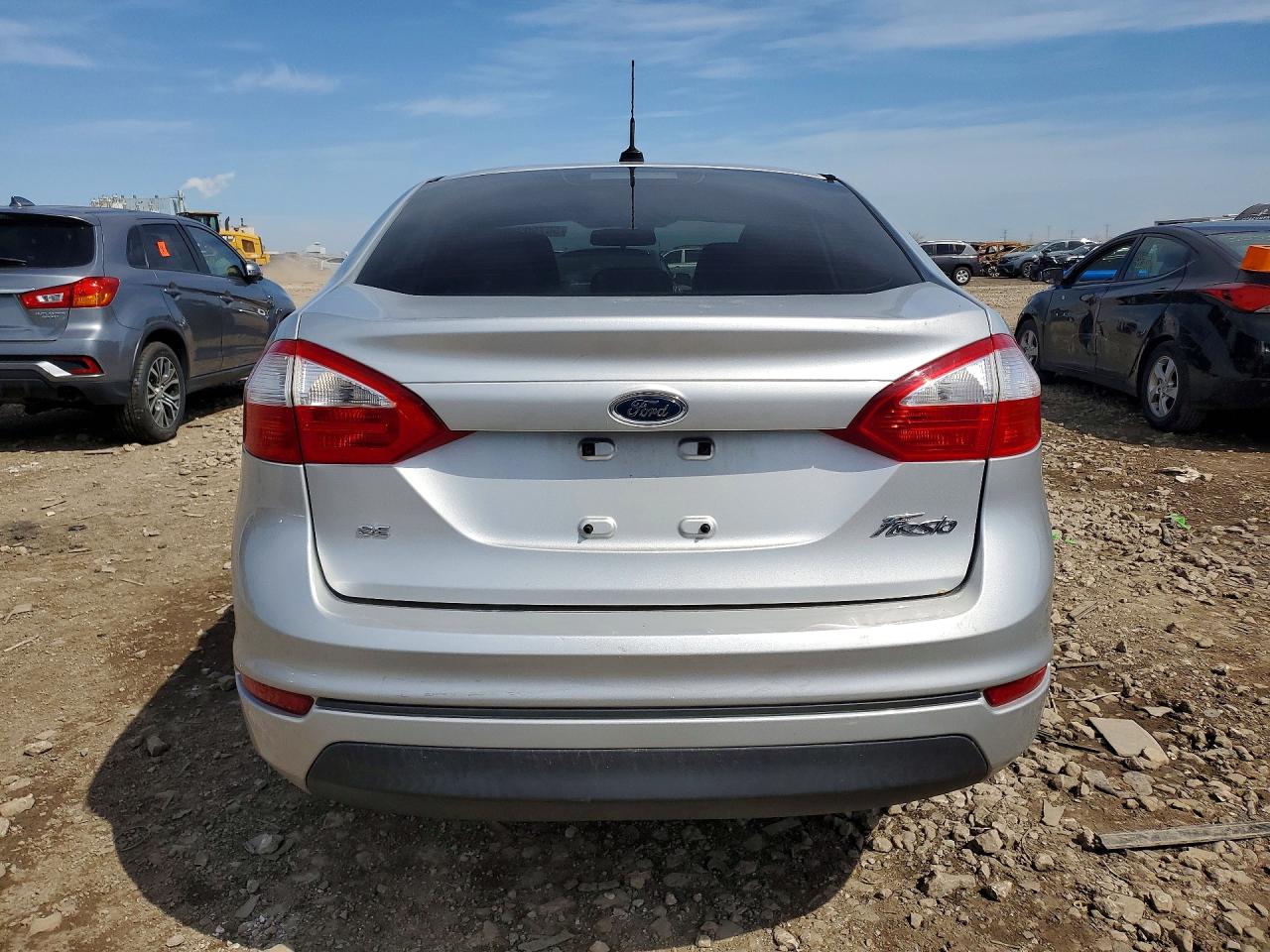 2015 FORD FIESTA SE photo 16