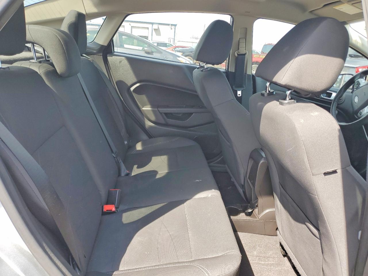 2015 FORD FIESTA SE photo 28