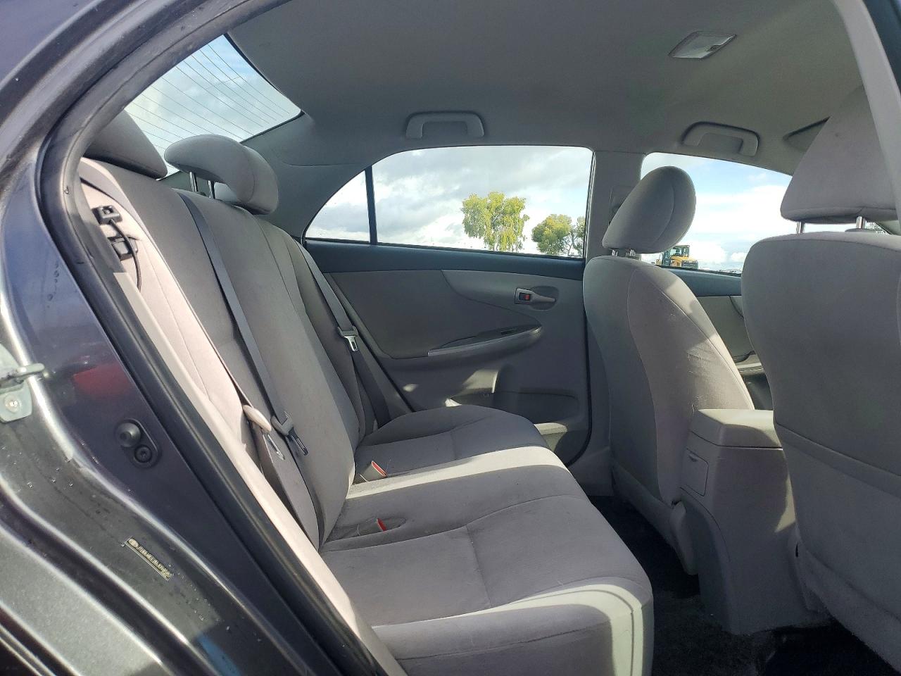2011 TOYOTA COROLLA LE photo 10