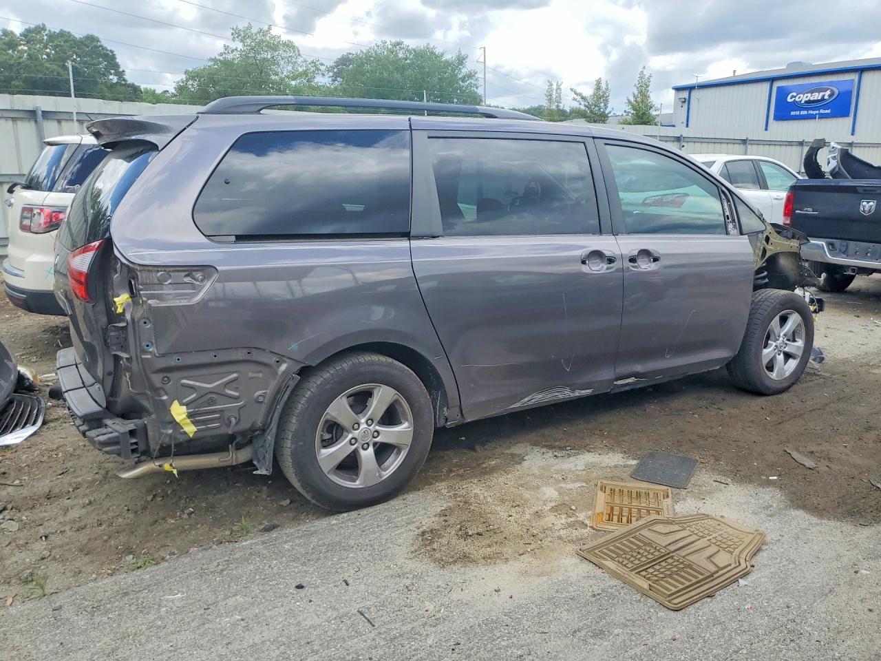 2017 TOYOTA SIENNA LE photo 5
