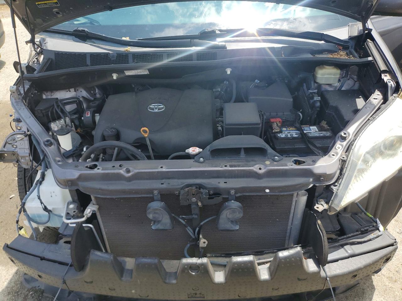 2017 TOYOTA SIENNA LE photo 23