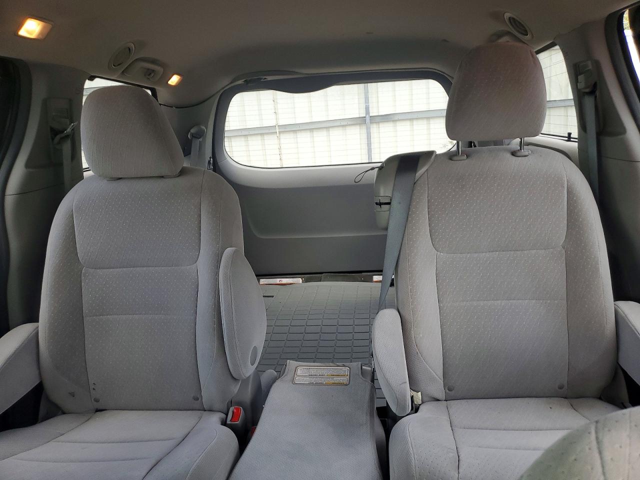 2017 TOYOTA SIENNA LE photo 19