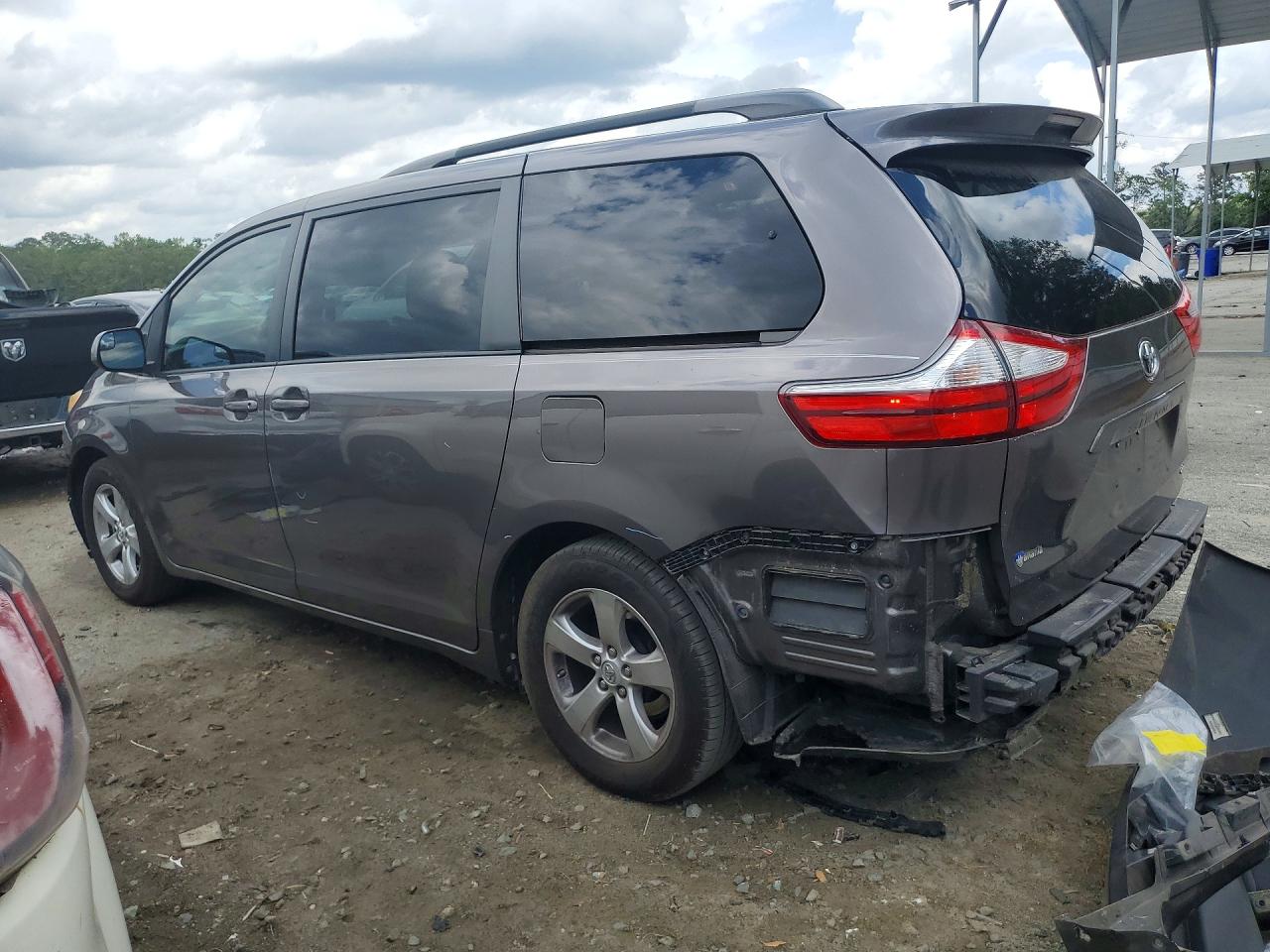 2017 TOYOTA SIENNA LE photo 3
