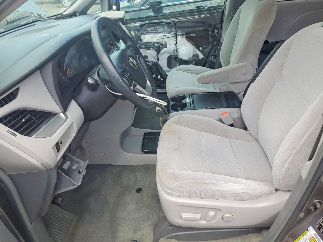 2017 TOYOTA SIENNA LE photo 13