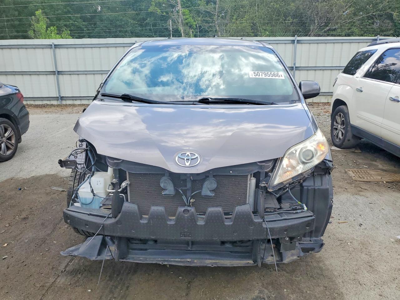 2017 TOYOTA SIENNA LE photo 9