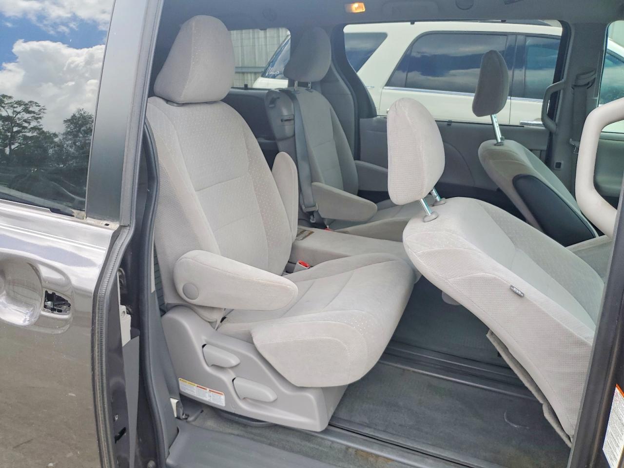 2017 TOYOTA SIENNA LE photo 21