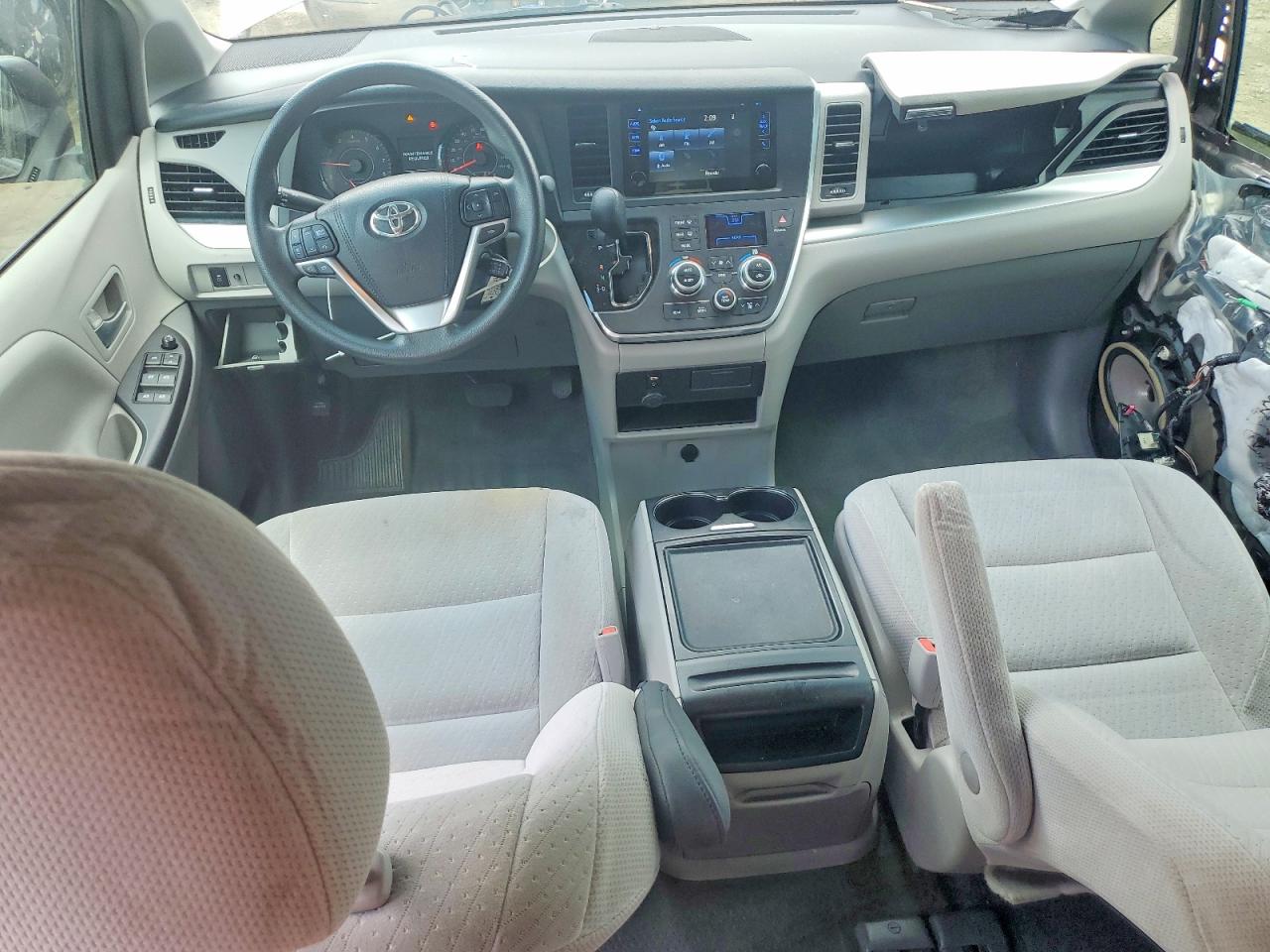 2017 TOYOTA SIENNA LE photo 15