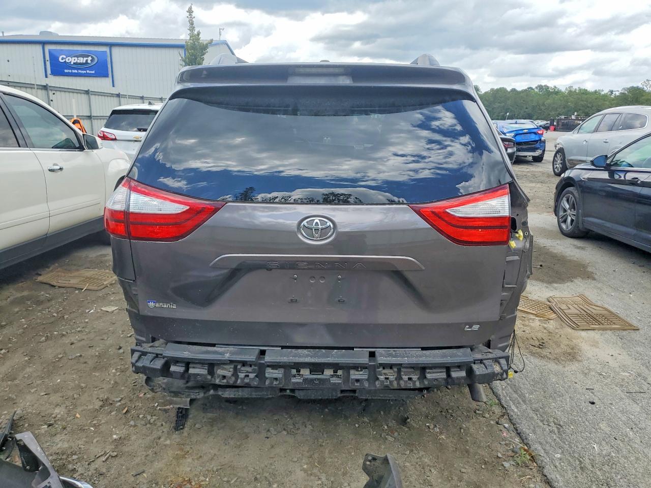 2017 TOYOTA SIENNA LE photo 11