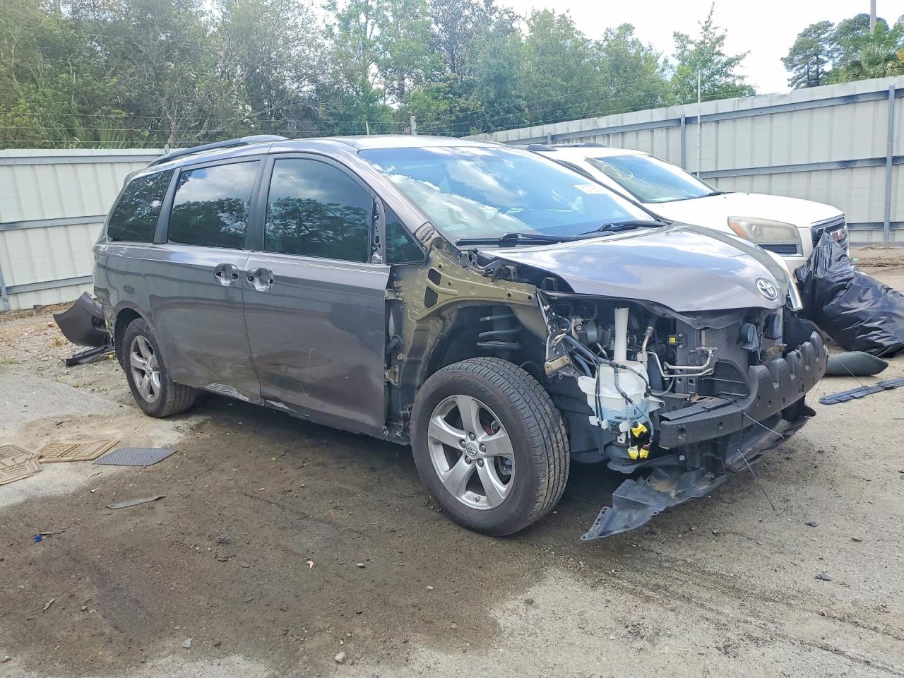 2017 TOYOTA SIENNA LE photo 7