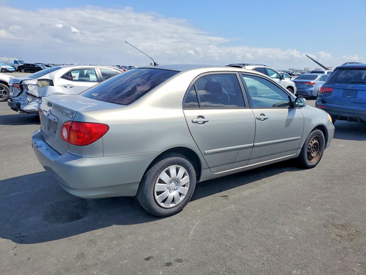 2004 TOYOTA COROLLA LE photo 3