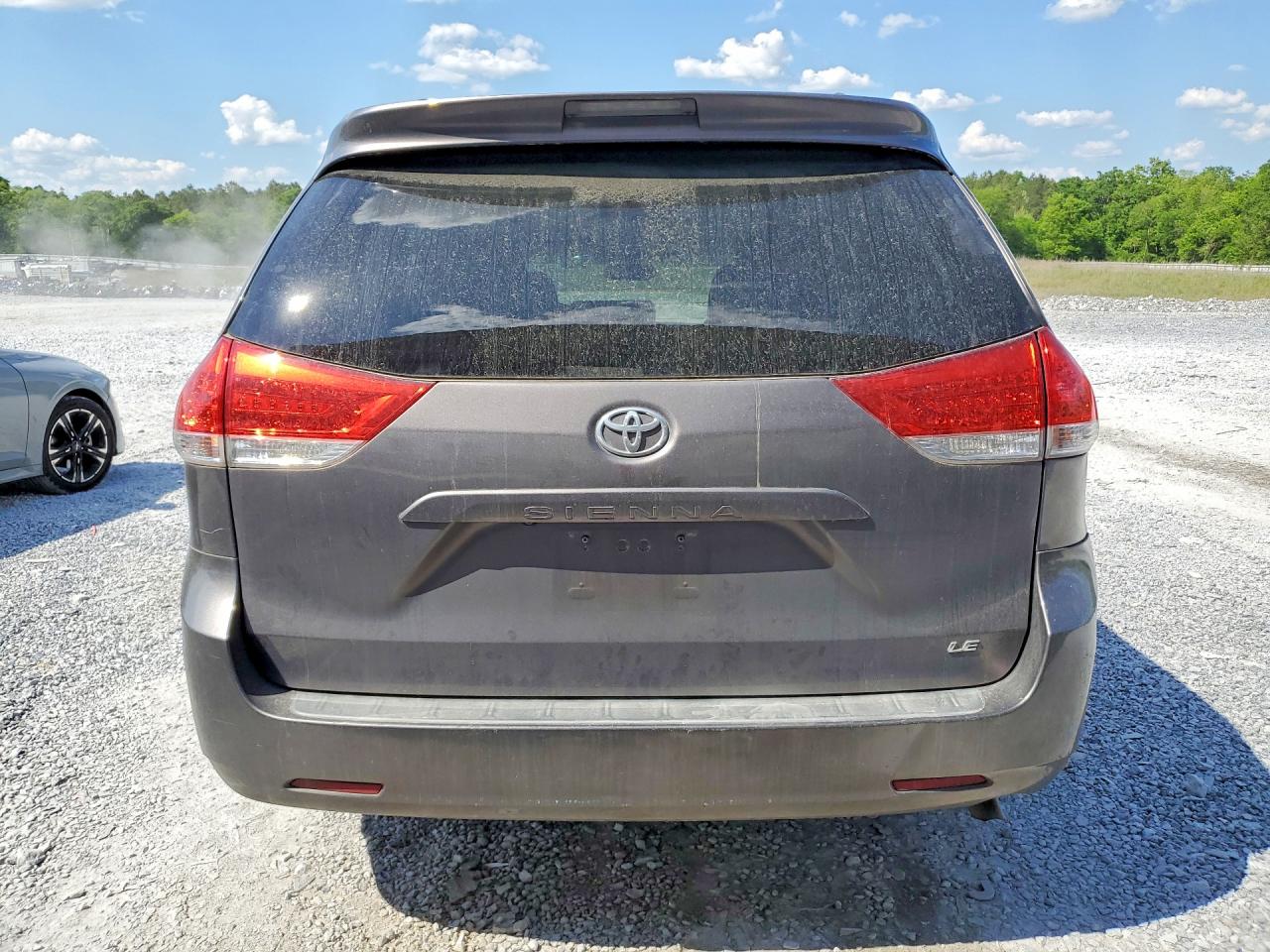 2013 TOYOTA SIENNA LE photo 11