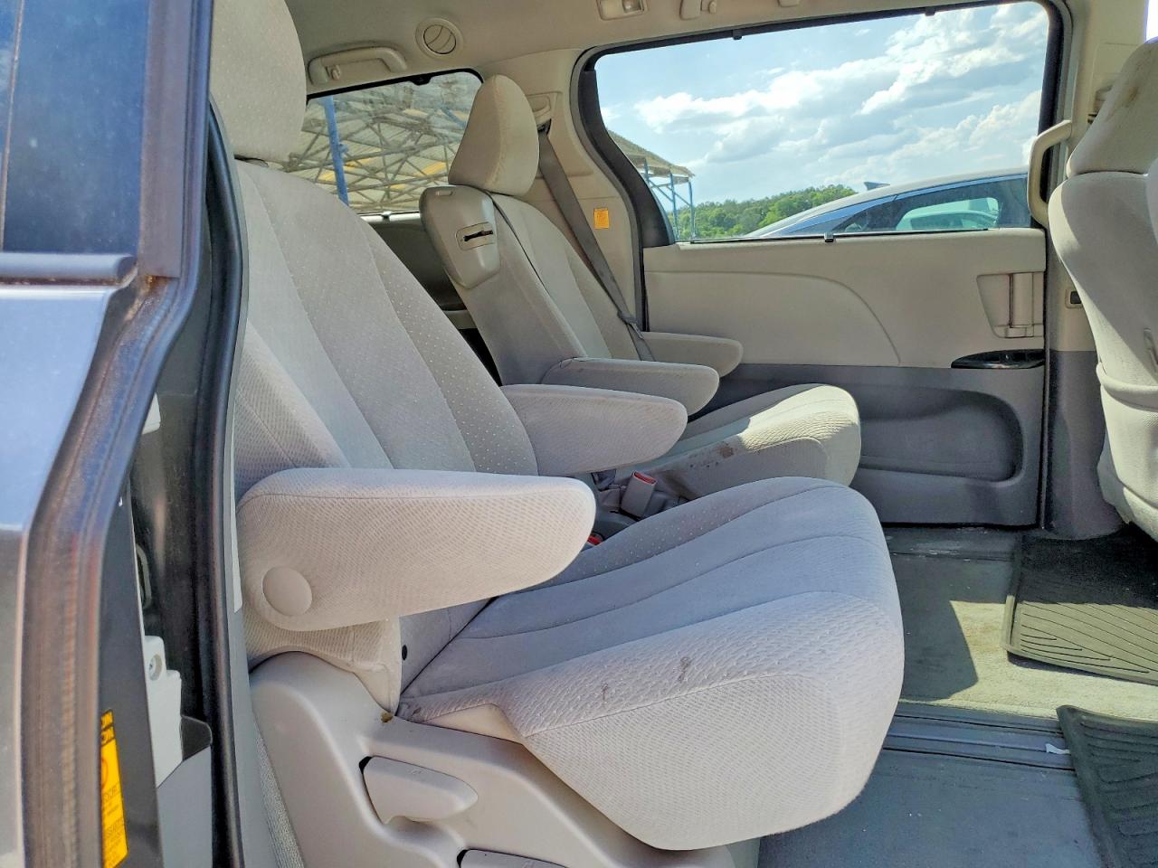 2013 TOYOTA SIENNA LE photo 19