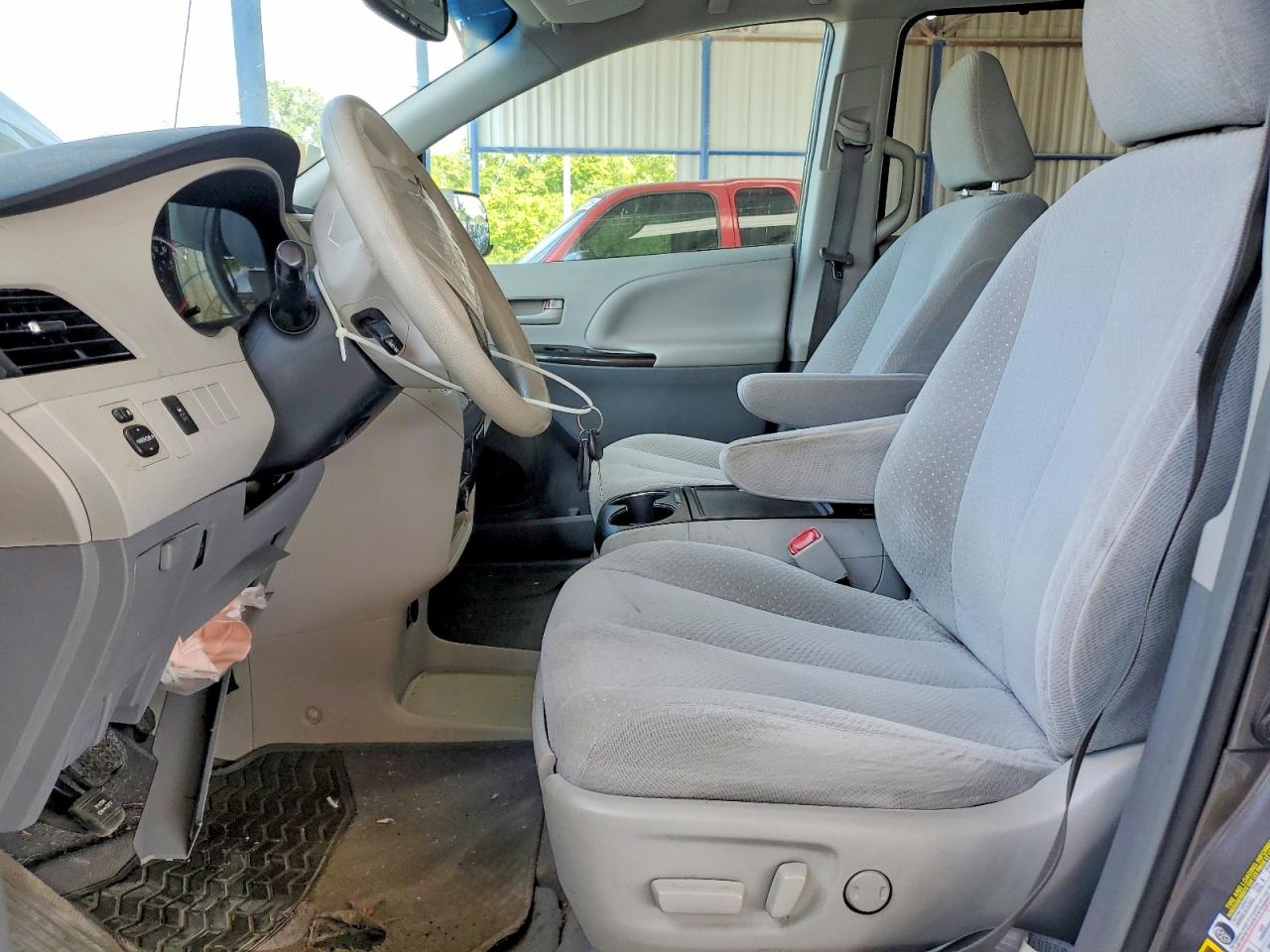 2013 TOYOTA SIENNA LE photo 13