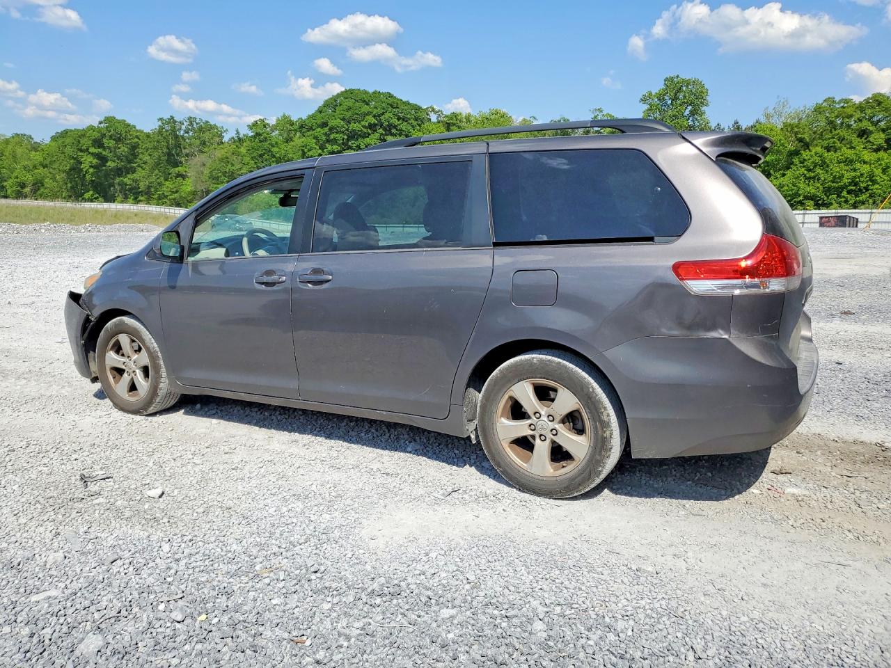 2013 TOYOTA SIENNA LE photo 3