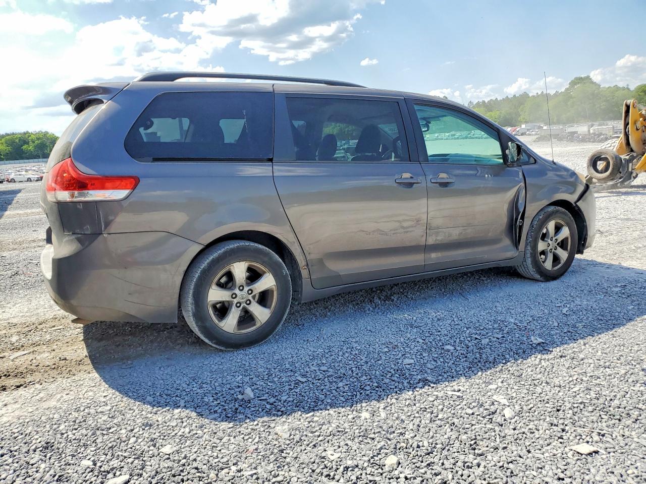 2013 TOYOTA SIENNA LE photo 5