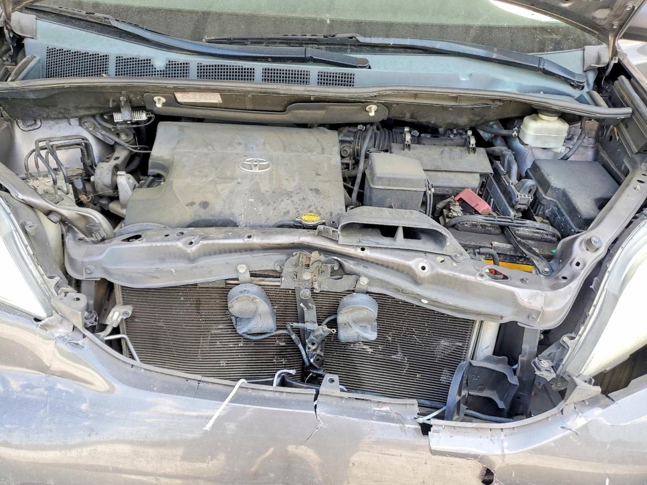 2013 TOYOTA SIENNA LE photo 21