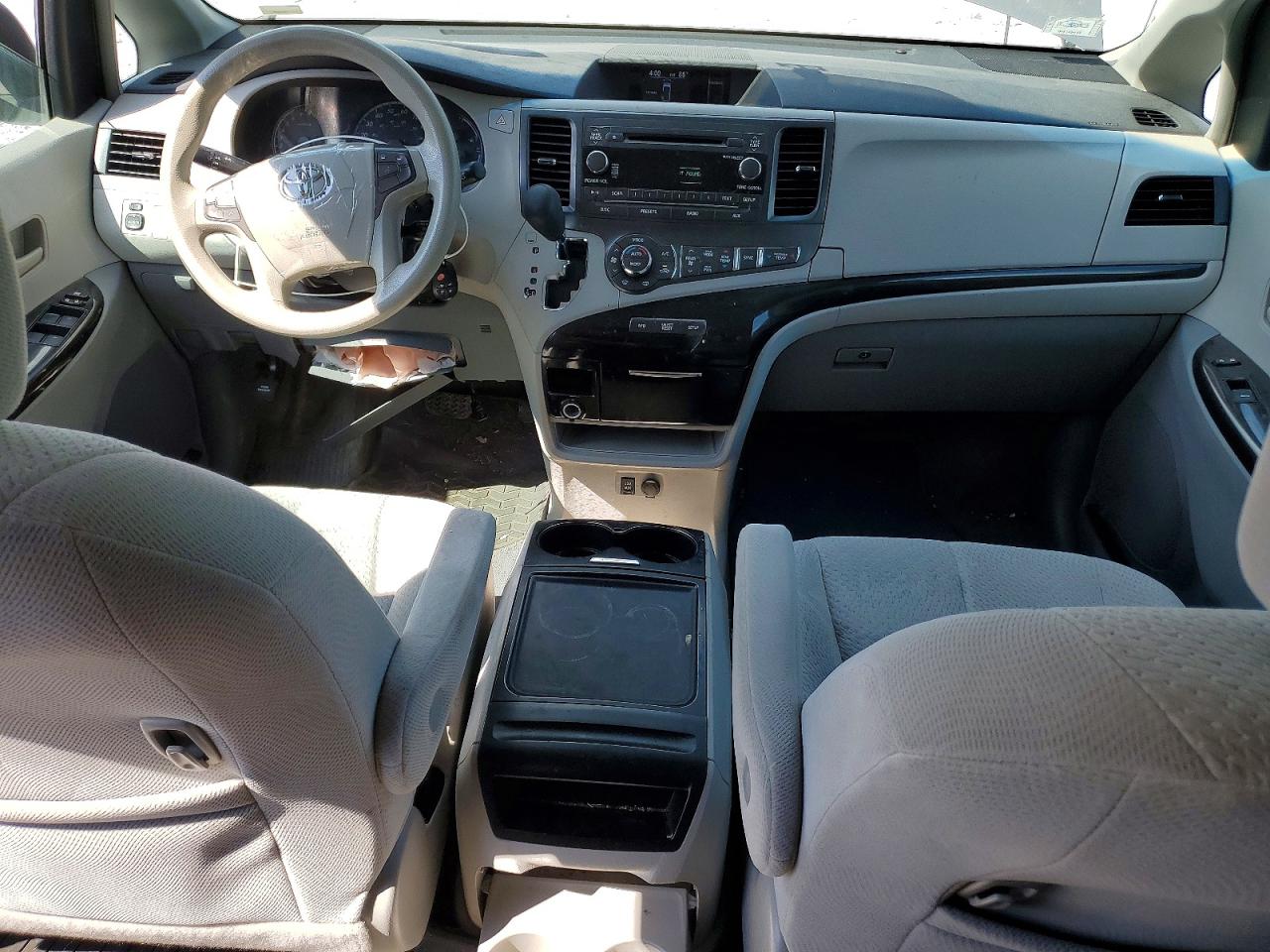 2013 TOYOTA SIENNA LE photo 15