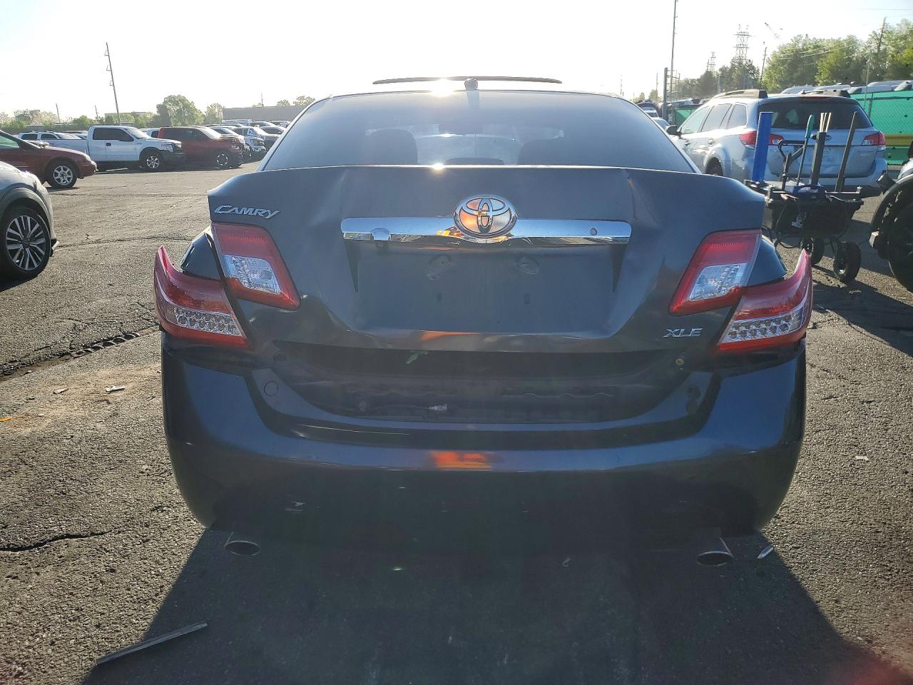 2011 TOYOTA CAMRY photo 11