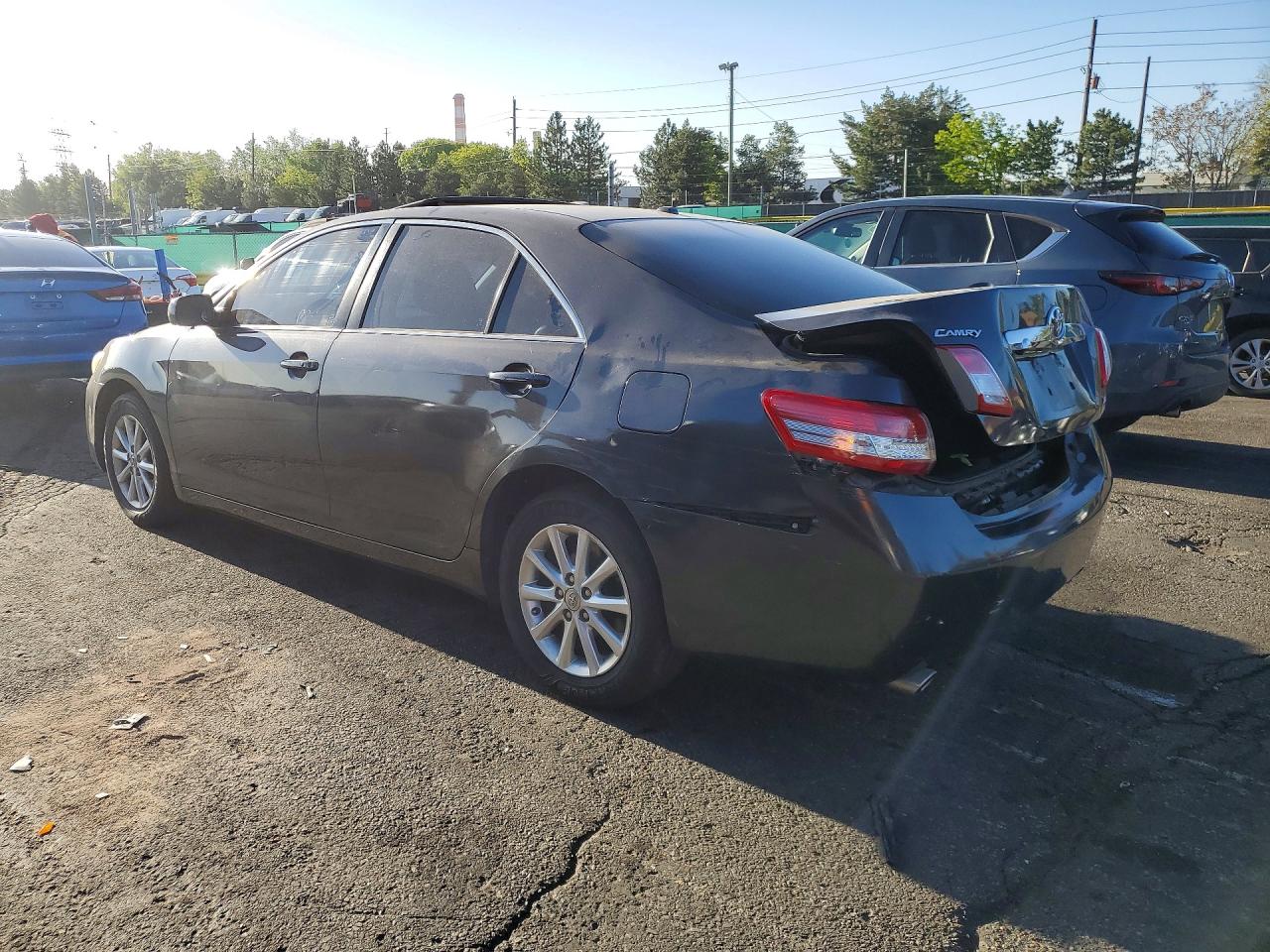 2011 TOYOTA CAMRY photo 3