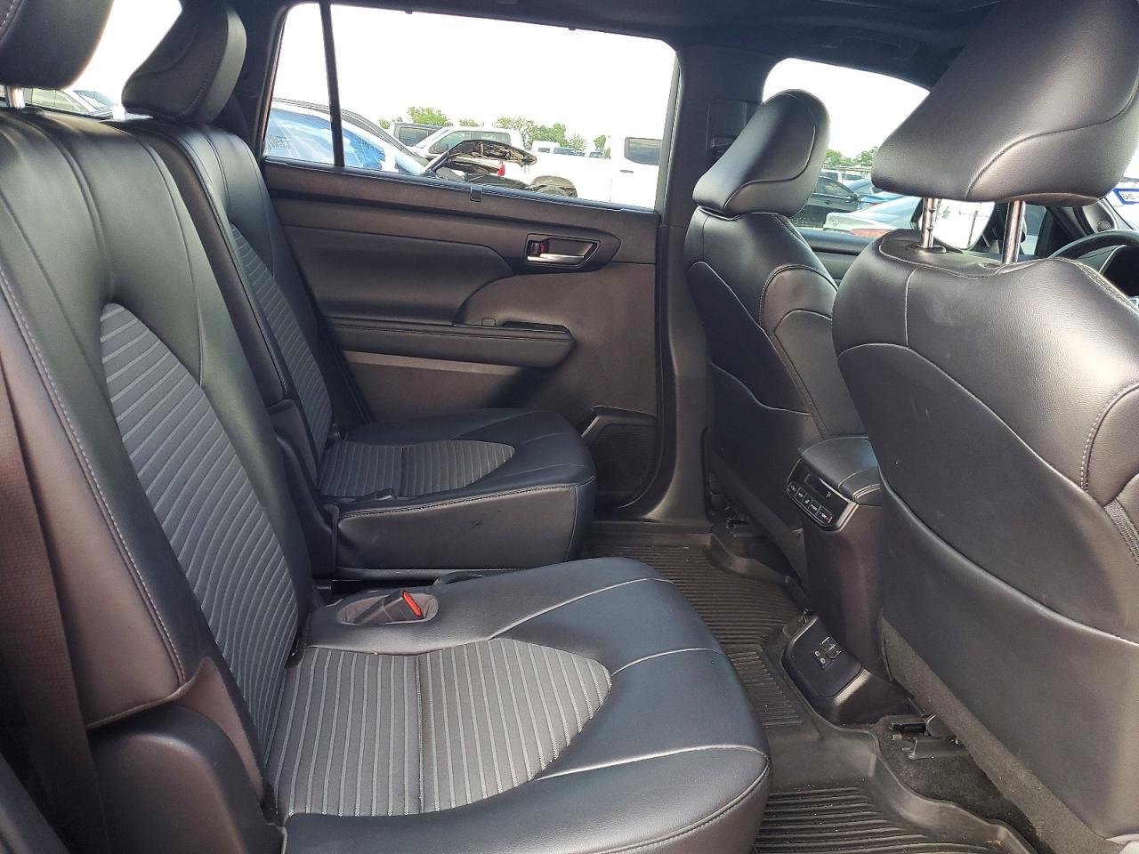 2023 TOYOTA HIGHLANDER XSE photo 31