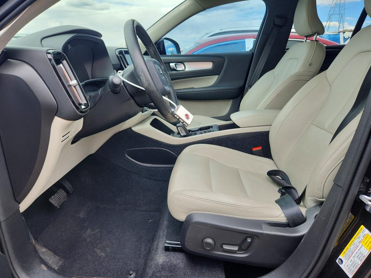 2020 VOLVO XC40 T5 MOMENTUM photo 19