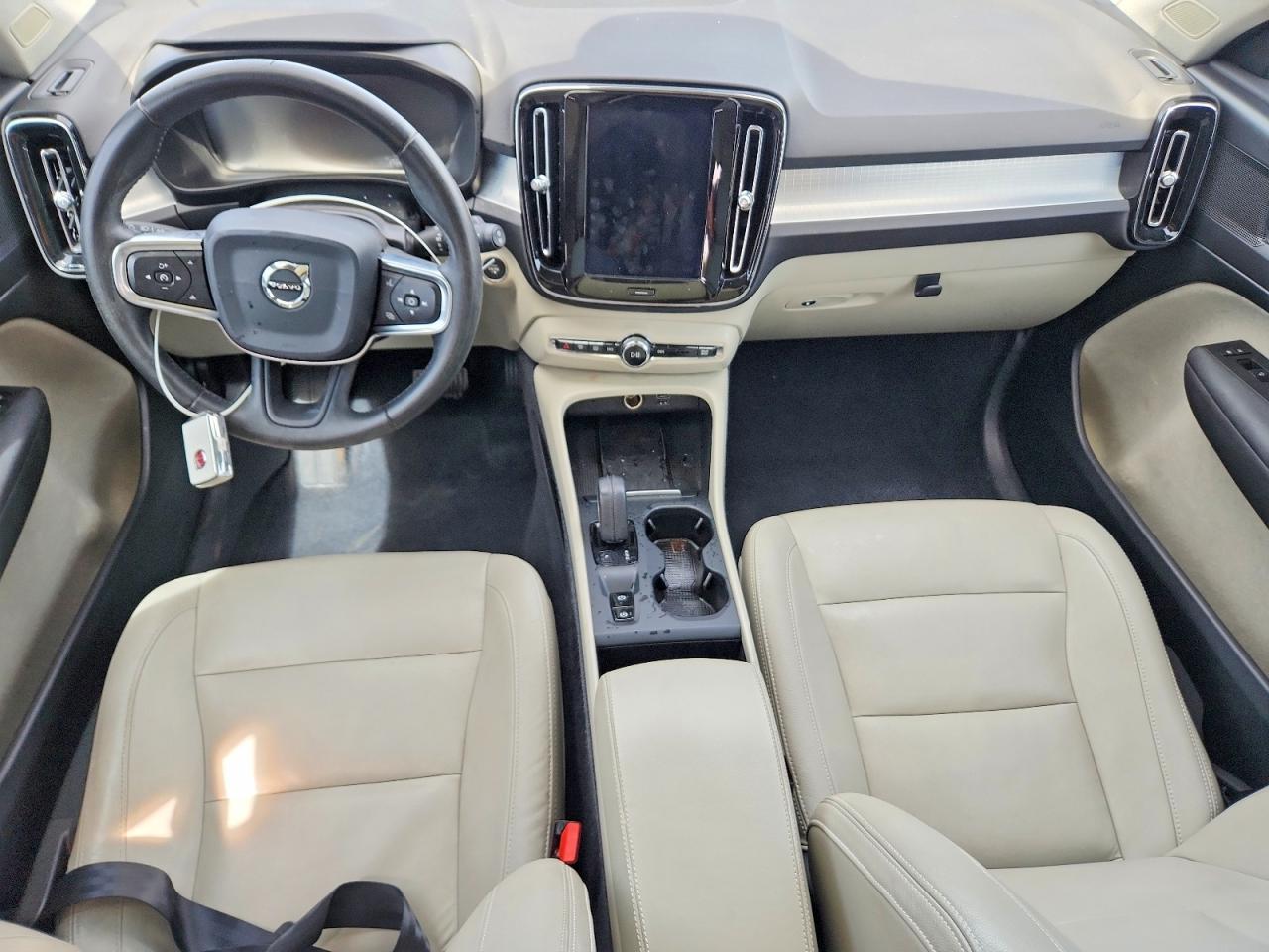 2020 VOLVO XC40 T5 MOMENTUM photo 22