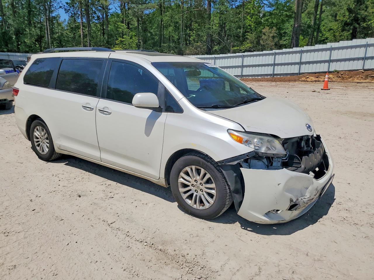 2015 TOYOTA SIENNA XLE 8-PASSENGER photo 4