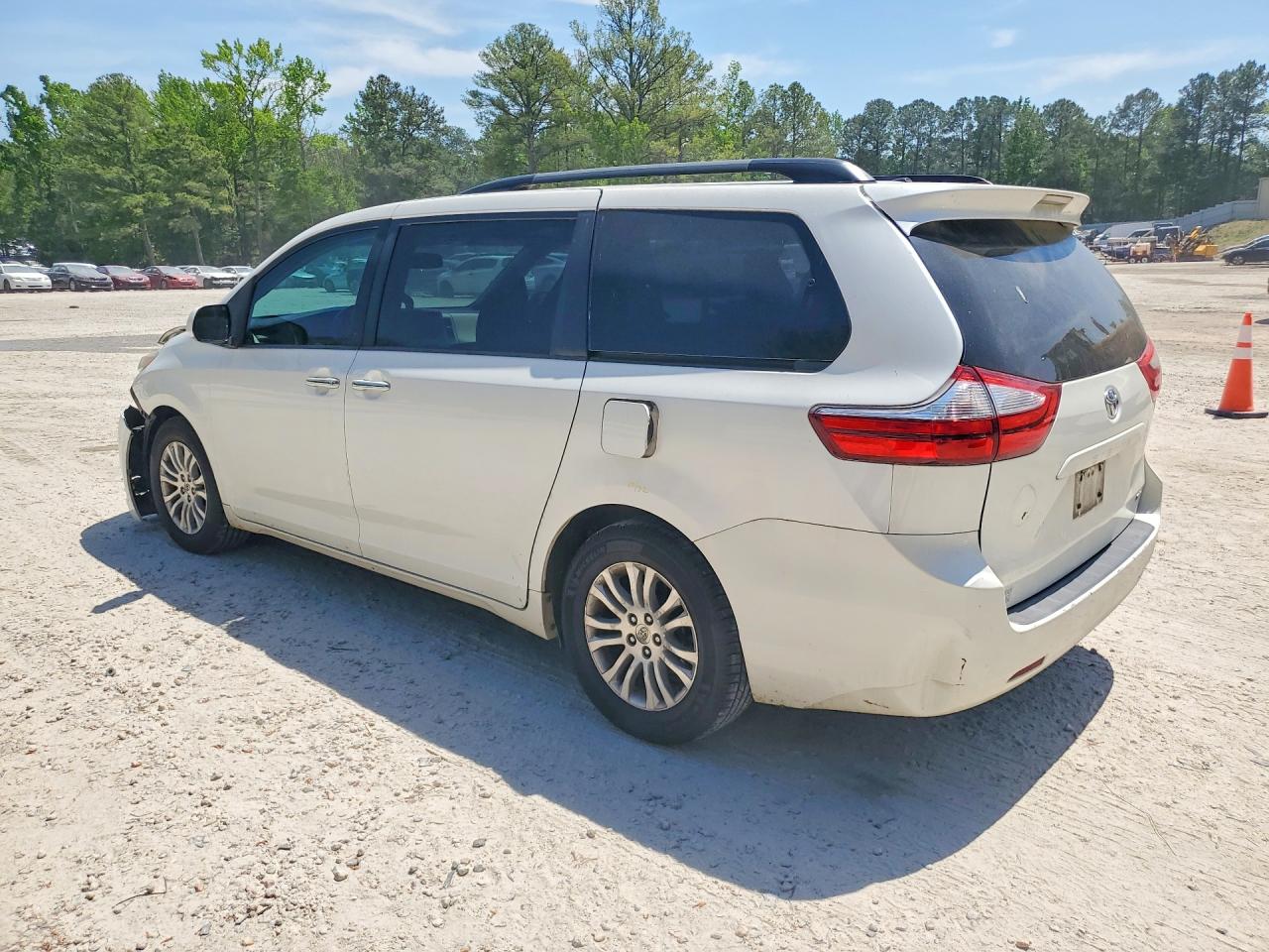 2015 TOYOTA SIENNA XLE 8-PASSENGER photo 2