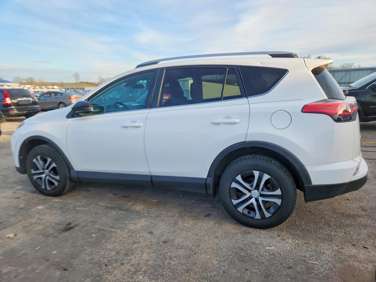 2017 TOYOTA RAV4 LE photo 4