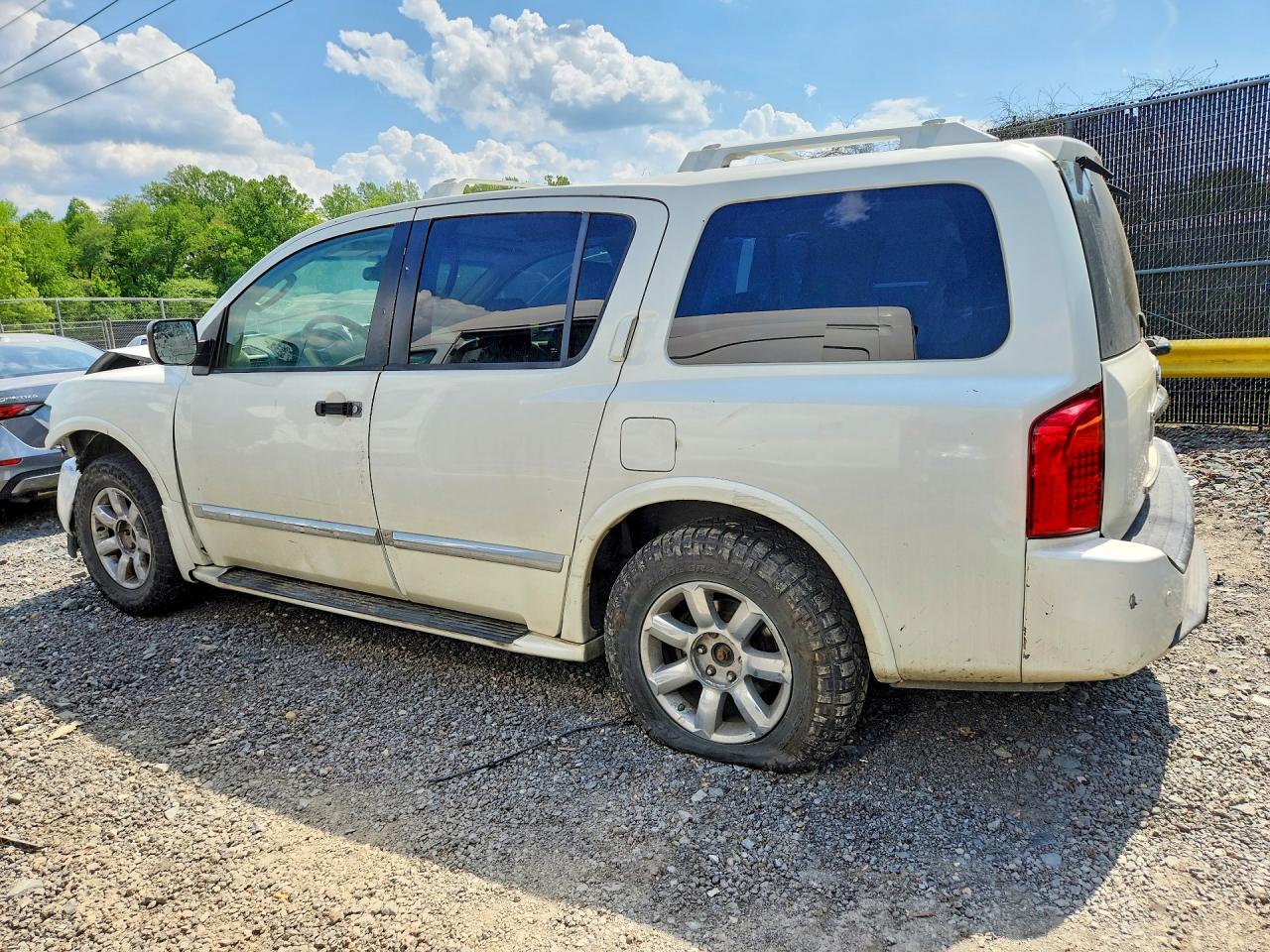 2005 INFINITI QX56 BASE photo 2