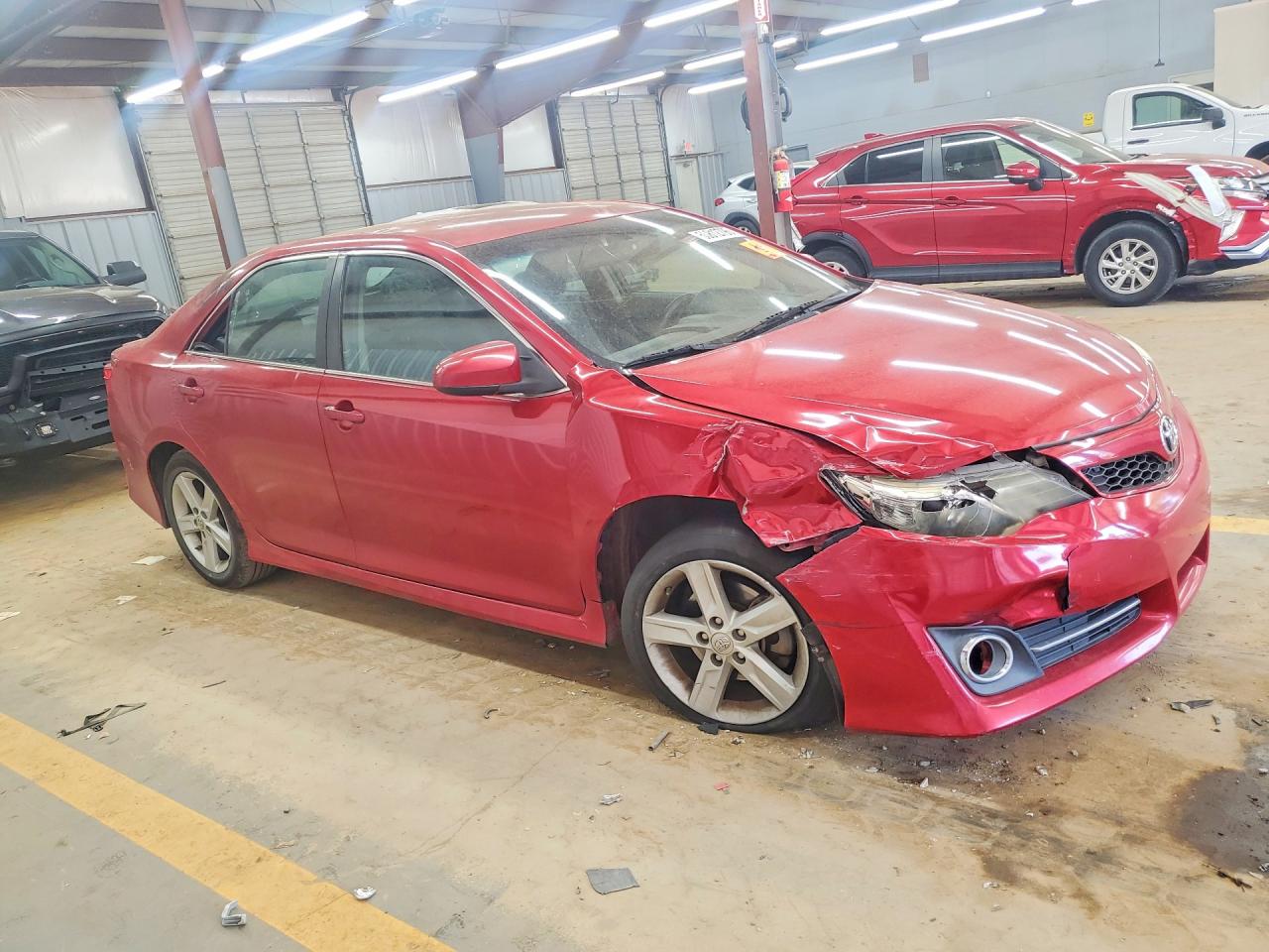 2014 TOYOTA CAMRY SE photo 4