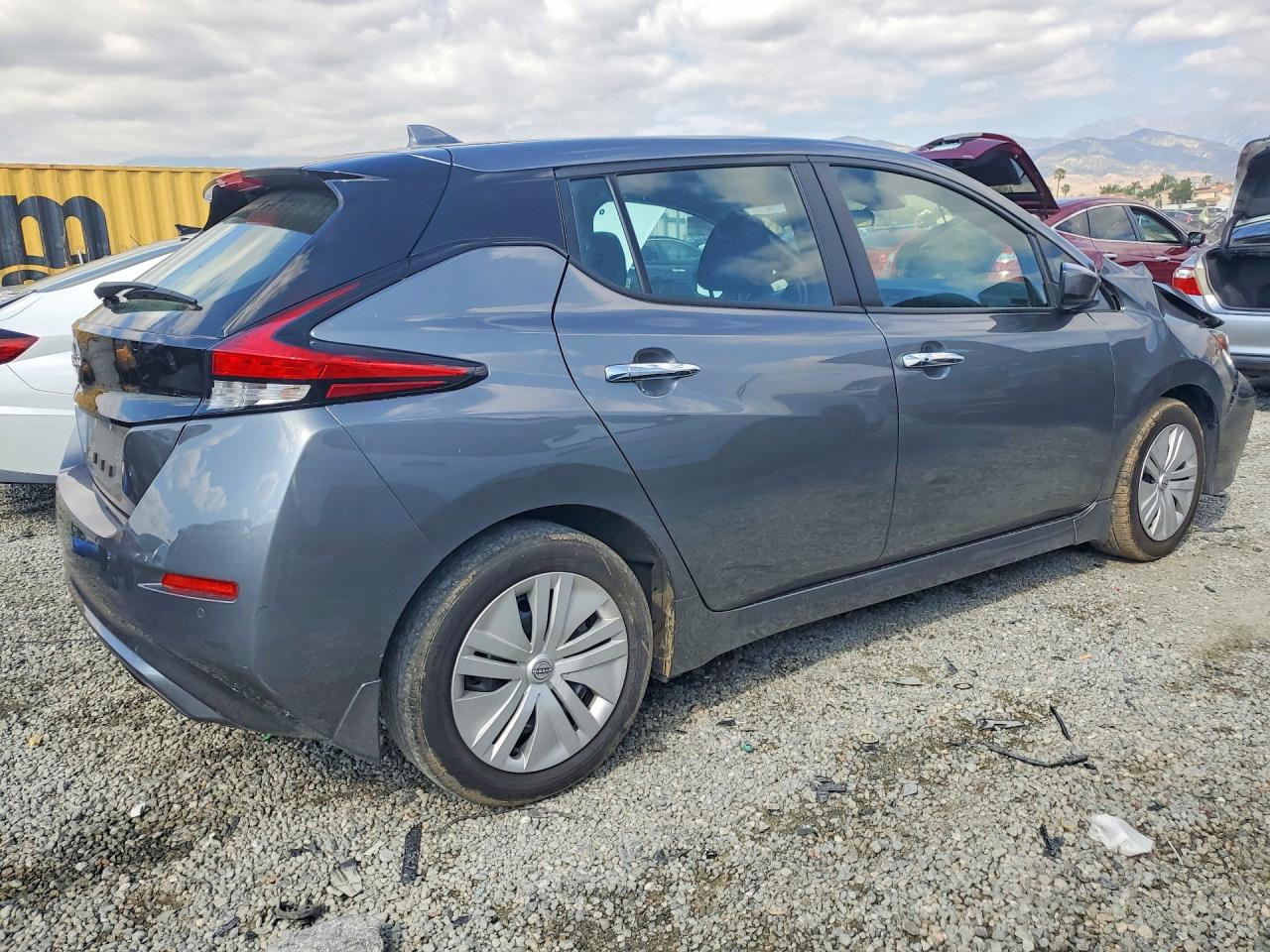 2023 NISSAN LEAF S photo 5