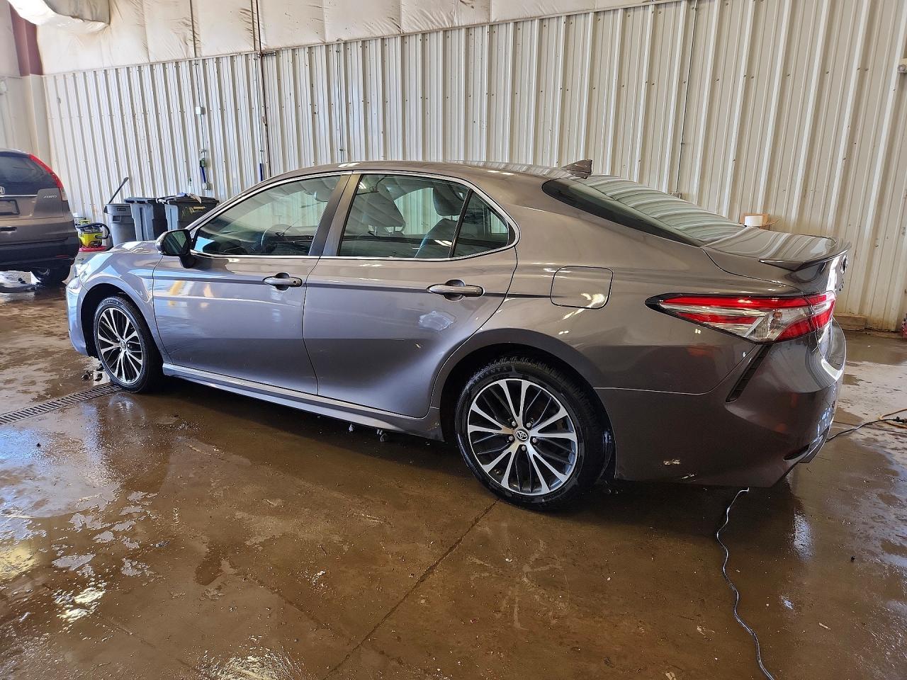 2019 TOYOTA CAMRY SE photo 3