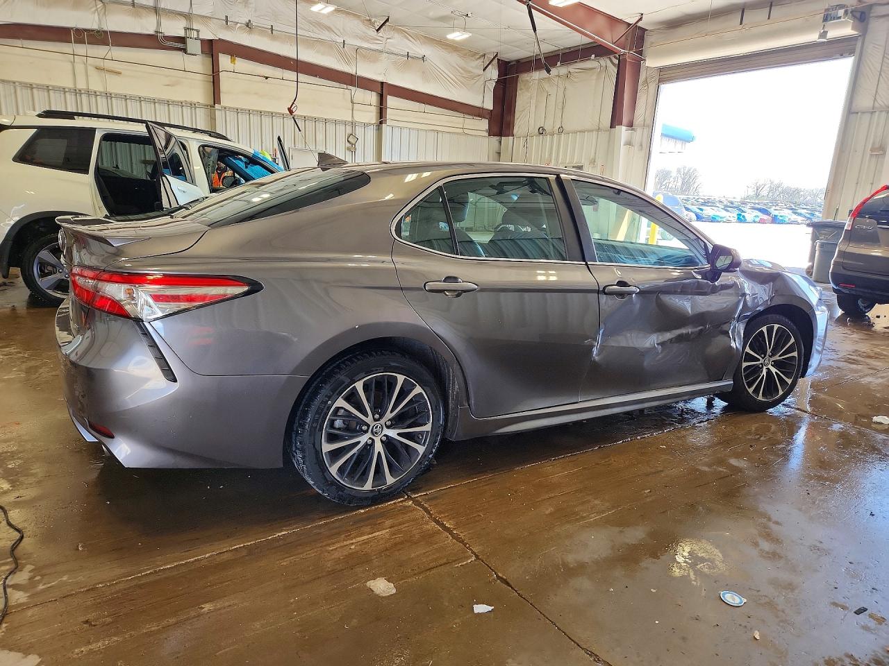 2019 TOYOTA CAMRY SE photo 5