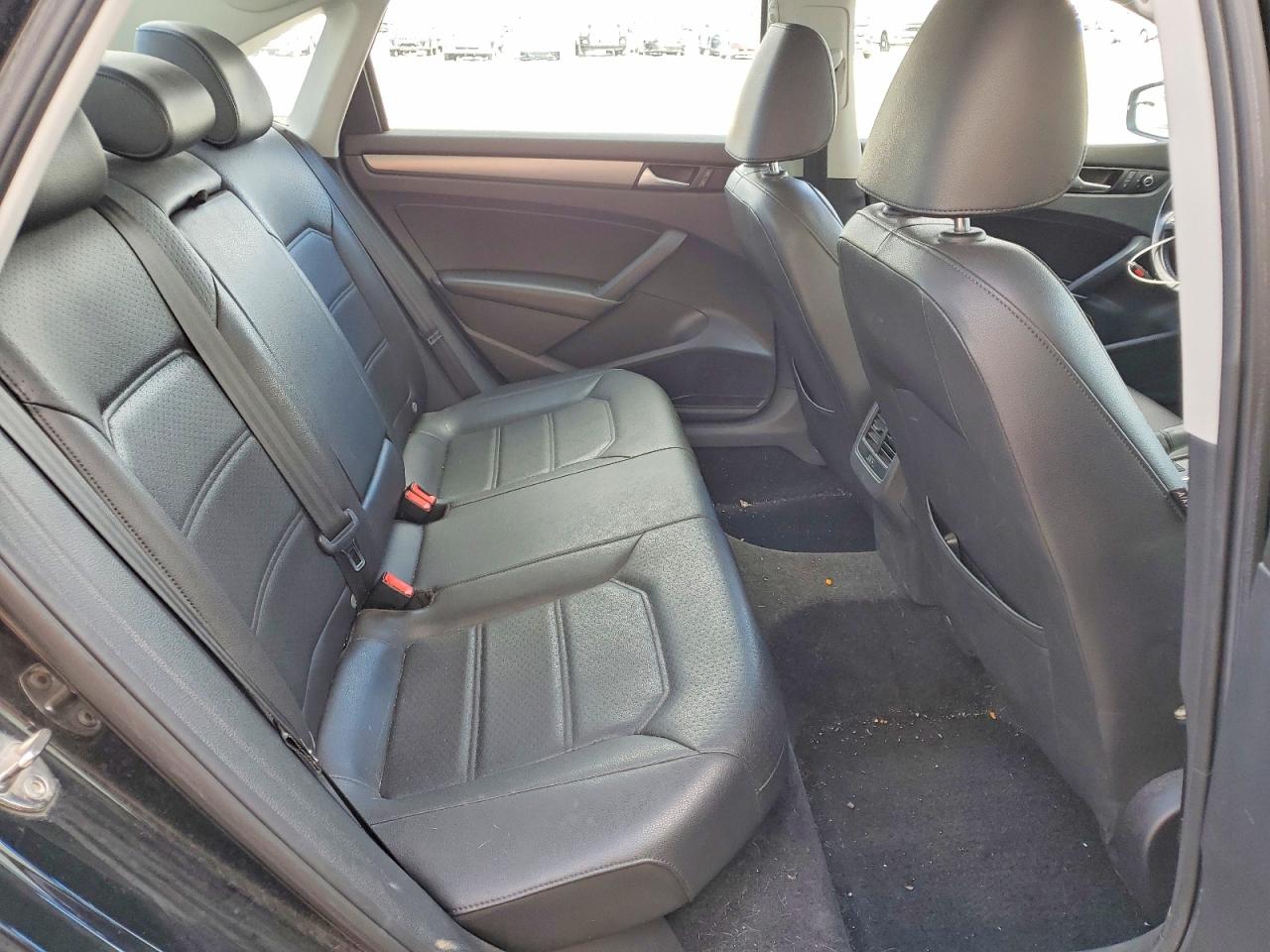 2015 VOLKSWAGEN PASSAT SE photo 28