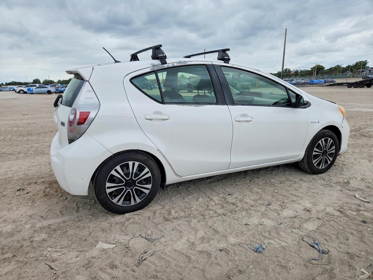 2012 TOYOTA PRIUS C TWO photo 5