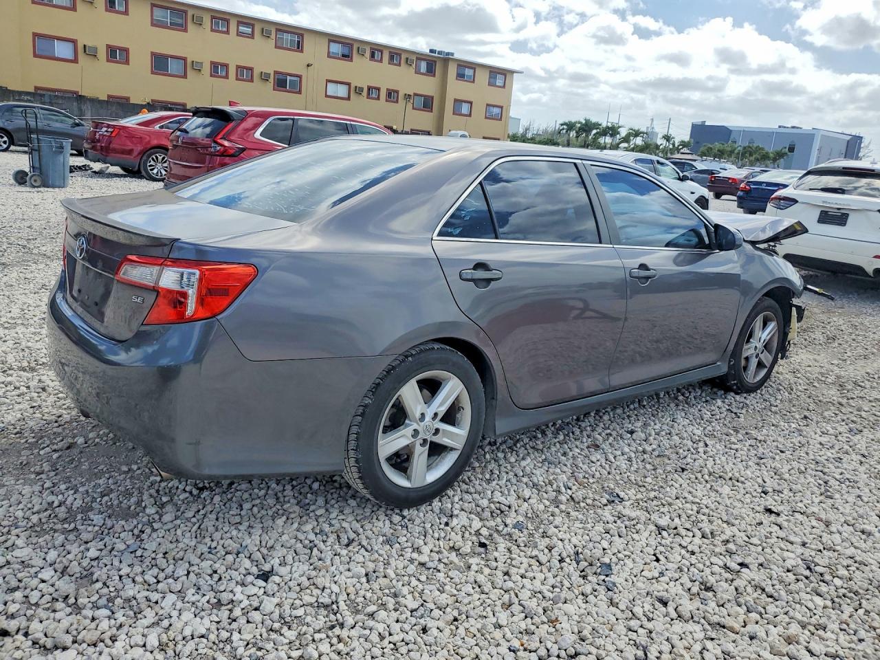 2014 TOYOTA CAMRY SE photo 5